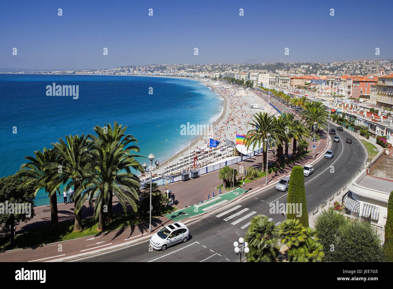 Francia Provenza Costa Azzurra Nizza, vista città, la spiaggia, il sud della Francia, costa mediterranea, spiaggia, bagnanti, persone, turisti, il lungomare, il lungomare, street, traffico, scene di strada, destinazione, turismo, Foto Stock