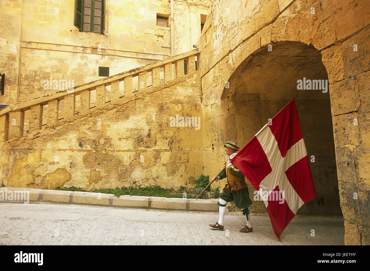 Isola di Malta, penisola Sciberras, Valletta, fort pezzo Elmo, militare salva, gate, soldato, costume, bandiera, nessun modello di rilascio, isole maltesi, isola del Mediterraneo, capitale, la cultura, l'UNESCO-patrimonio culturale mondiale, struttura storicamente, fortezza, bastione, mostrando, show, Guardia salva, una persona, un soldato di guardia, uomo, bandiera svizzera, marzo in input, tradizione, turismo, luogo di interesse al di fuori, Foto Stock