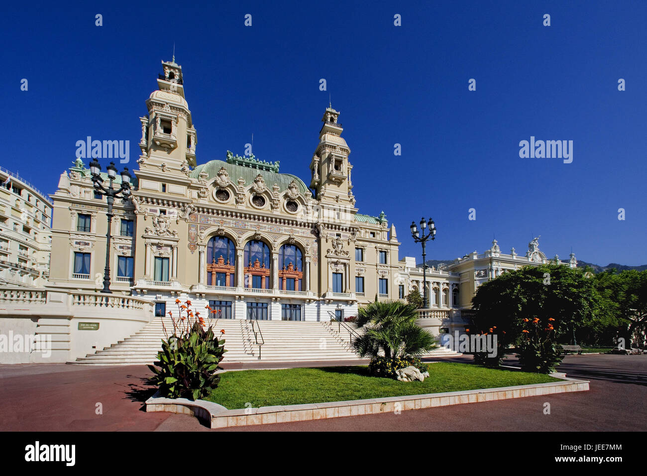 Il Principato di Monaco e Monte Carlo, l'opera-house e il piazzale antistante il Mar Mediterraneo, il principato, edificio, architettura, opera, fuori luogo di interesse, destinazione, turismo, spazio Foto Stock