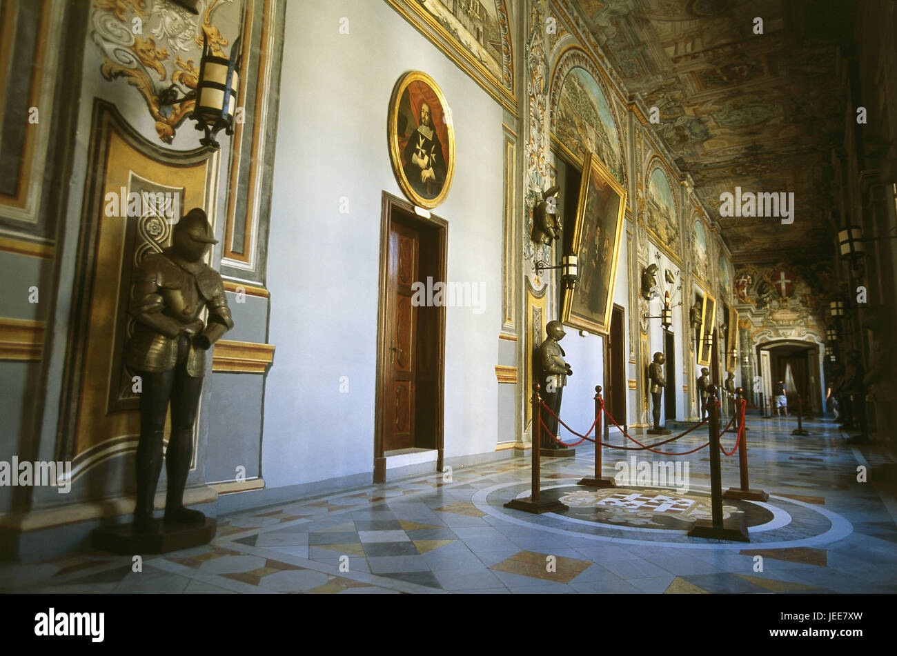 Isola di Malta, penisola Sciberras, La Valletta, la Città Vecchia, Grand Master's Palace, hall, pittura, armamenti, isole maltesi, isola del Mediterraneo, capitale, UNESCO-patrimonio culturale mondiale, il grande maestro del Palazzo, oggi sede del governo, la struttura storicamente, architettura, arte, palace hall, dipinti a muro, soffitto affrescato, cavaliere di armamenti, luogo di interesse, nessuno, deserte, vista interna, all'interno, Foto Stock