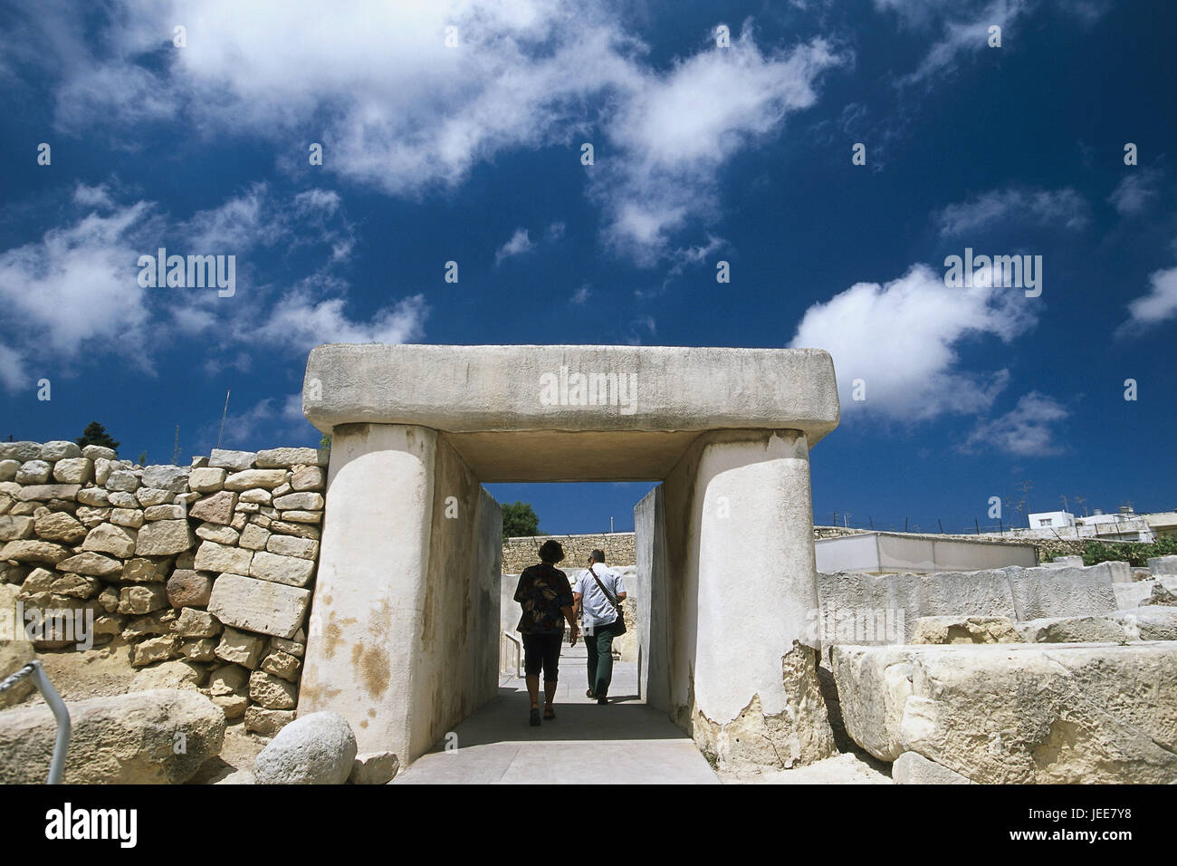 Isola di Malta, Hagar Qim, tempio allegato, input, visitatore, vista posteriore, isole maltesi, isola del Mediterraneo, tempio complesso, impostazione del tempio, le strutture antiche, architettura storicamente, tempio, rovine, rimane, scadenza, storia, cultura, la cultura megalitica, persona, turistiche, visite turistiche, luogo di interesse al di fuori, Foto Stock