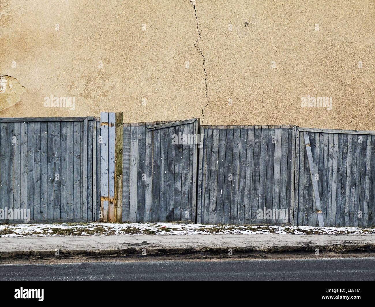 Street, marciapiede, pareti in legno, mura difensive, fessura, urban, edificio, facciata, al di fuori del muro, copia square, schede, pareti in legno, vecchi, dalle intemperie, visualizzare la protezione, deserte, esterno, inverno, Foto Stock