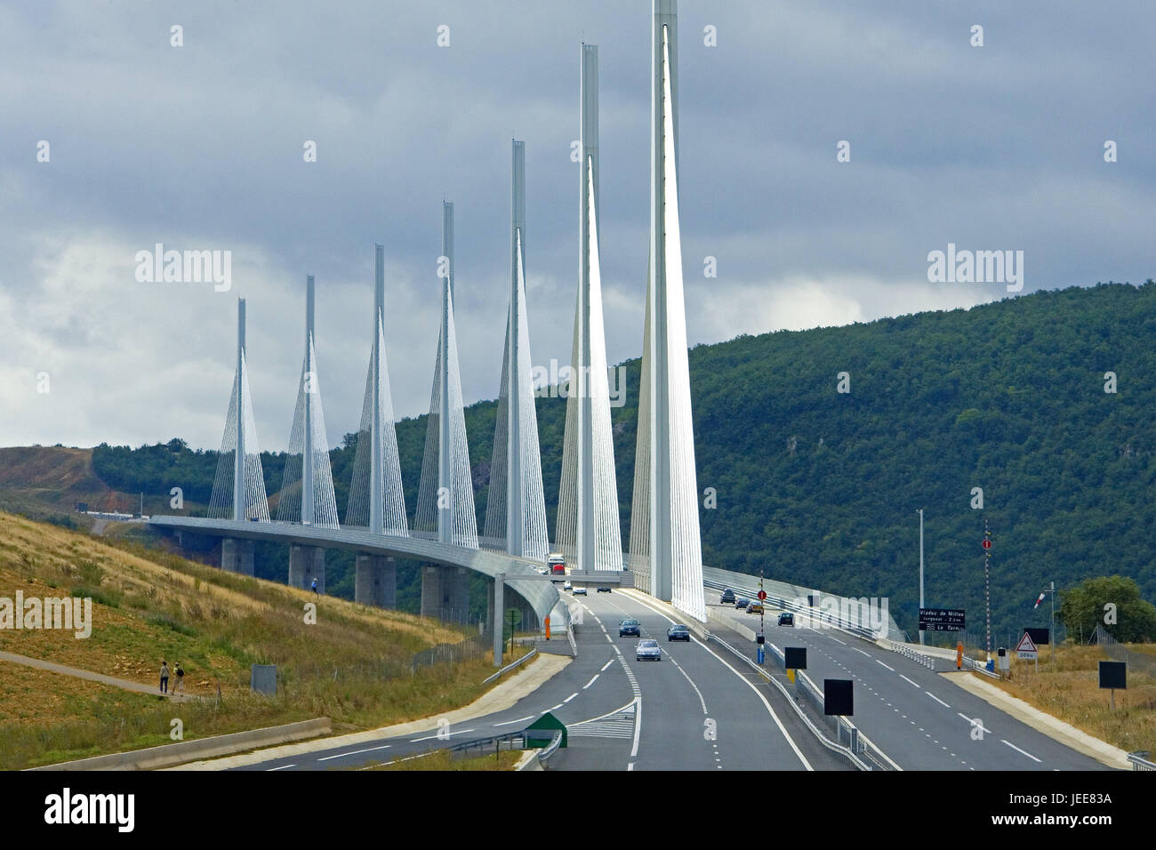 Francia, Viaduc de Millau, street, traffico Europa, destinazione, luogo di interesse, il ponte, la diagonale del ponte di corda, architettura, architettura del ponte, Ponte stradale, ponte dell'autostrada, automobili, cieli, cloudies, Foto Stock