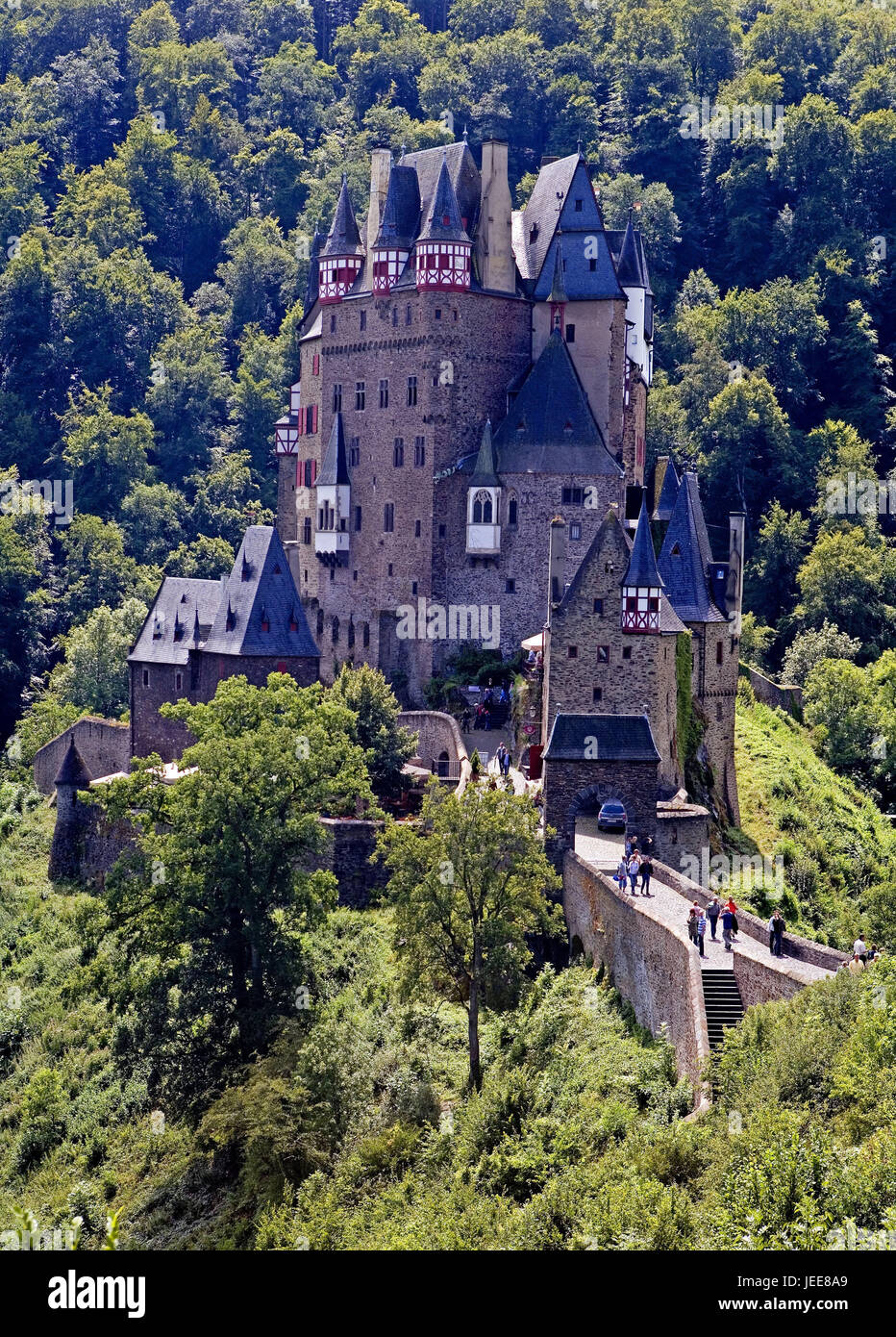 In Germania, in Renania Palatinato, Castello Eltz, turistiche, Eifel, legno, legno di montagna, castello, Castello di mattoni, mattoni architettura, architettura, luogo di interesse, la cultura, la persona, destinazione, turismo, destinazione Foto Stock