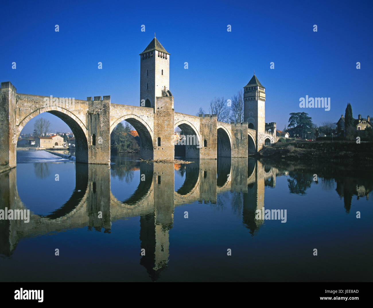 Francia, Cahors, flusso perpendicolare, Porto Valentre, mirroring, superficie di acqua, Europa, Südwestfrankreich, città ponte, ponte di pietra, attraversando le torri del ponte della struttura, storicamente, architettura, luogo di interesse, estate, cielo blu, senza nuvole, Foto Stock