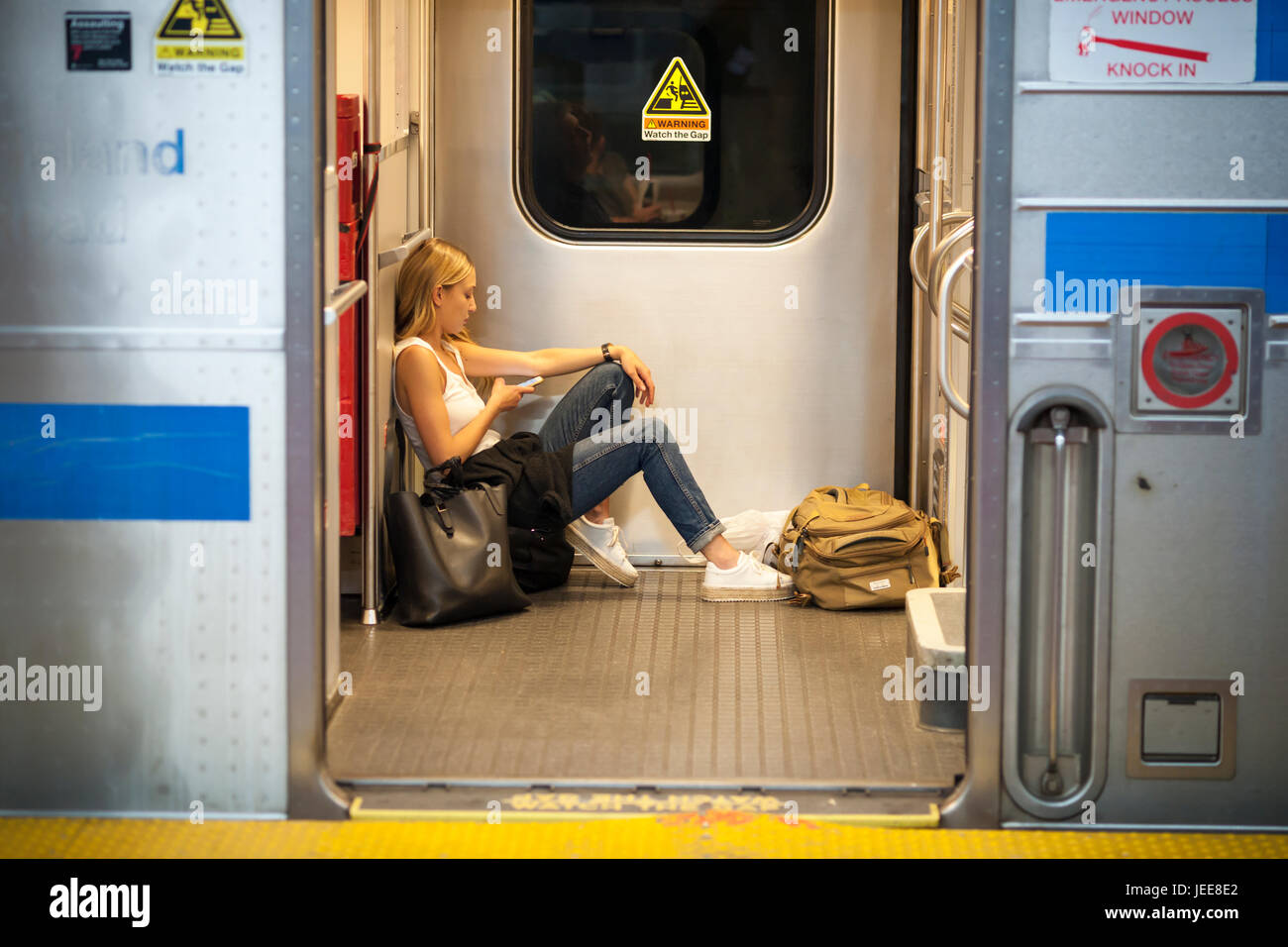 Migliaia pack la palla di cannone alla Stazione Penn di New York di uscire dalla città per il weekend del Memorial Day Venerdì, 16 giugno 2017. Ogni venerdì durante il periodo estivo il treno, consistente di double-decker cars tirato da un potente dual-mode locomotiva, corre express per Westhampton sull'Isola Lunga rendendo le 76 miglia di viaggio in 94 minuti. Da Westhampton continuerà a punti a est che arrivano in corrispondenza della punta dell'isola, Montauk. La domenica il treno procederà in retromarcia e tornare alla stazione di Penn. Il treno è il solo nome eseguito su ferrovia. Il viaggio da Penn Station a Montauk terminale è 117 mi Foto Stock