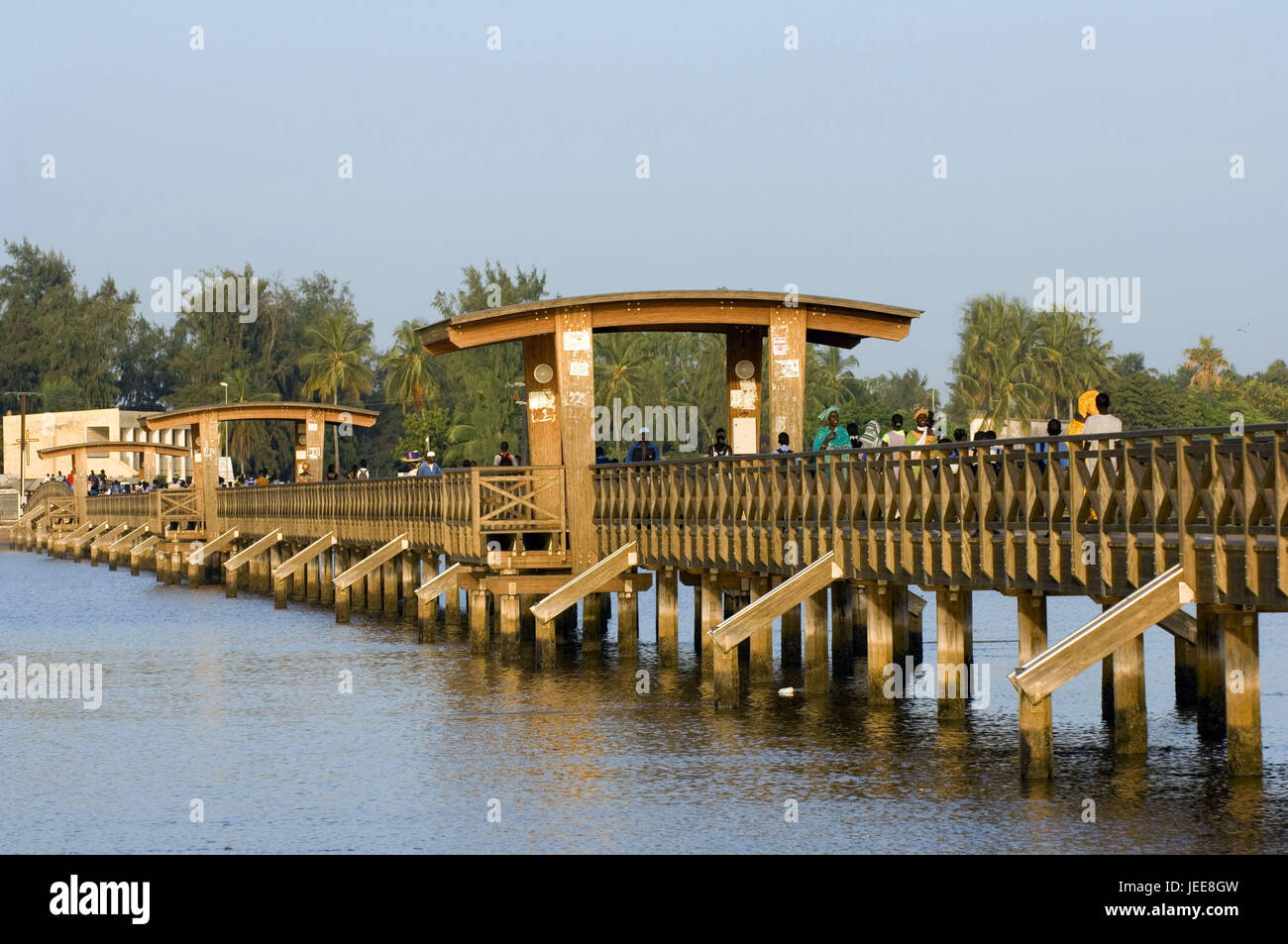 Mare, ponte di legno, passante, Ile de Fadiouth, Senegal, Foto Stock