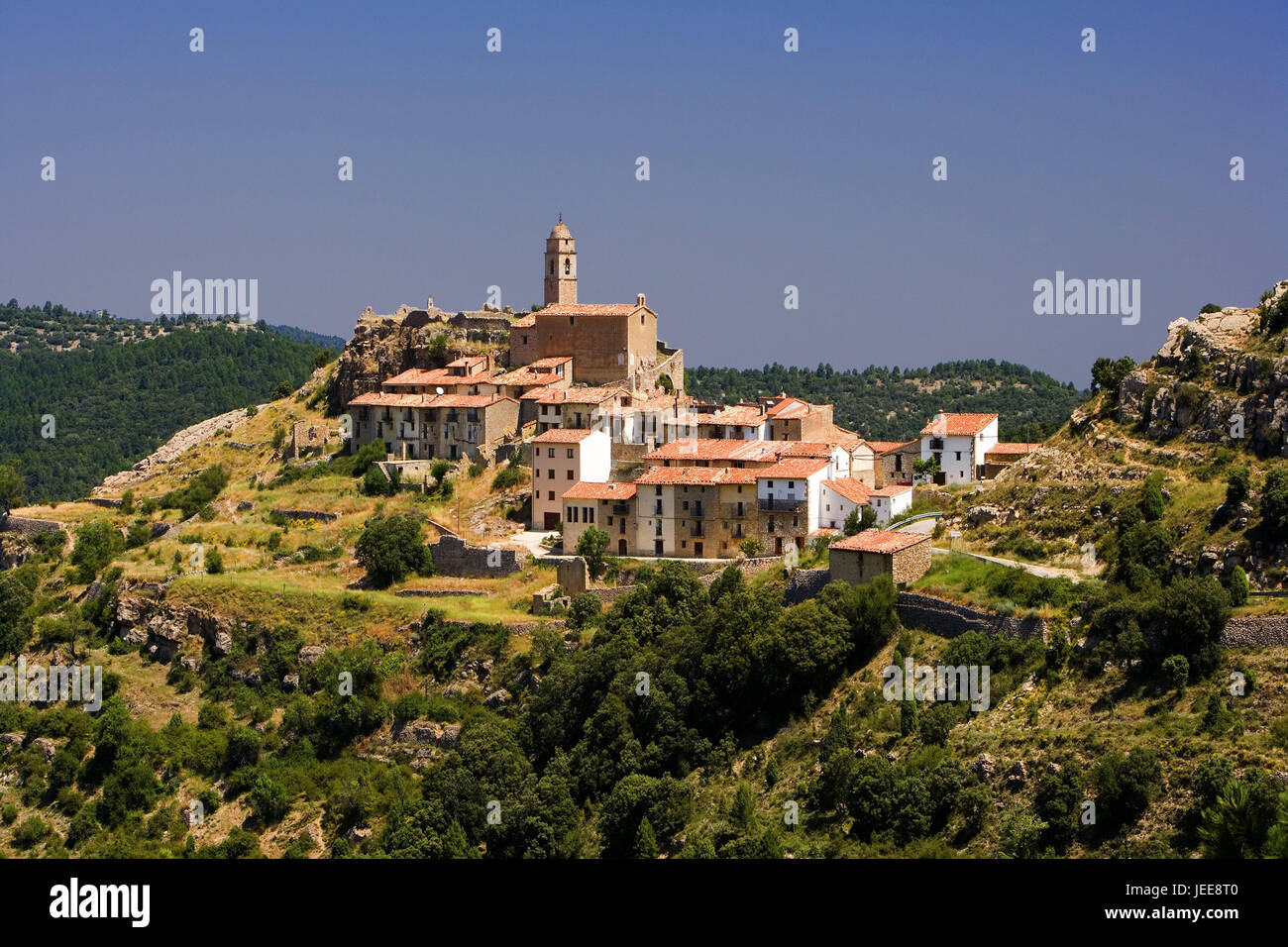 Spagna, Maestrazgo, duro, vista locale, il paesaggio di montagna, montagne, hill, luogo, case, case, chiesa, luogo di interesse Foto Stock