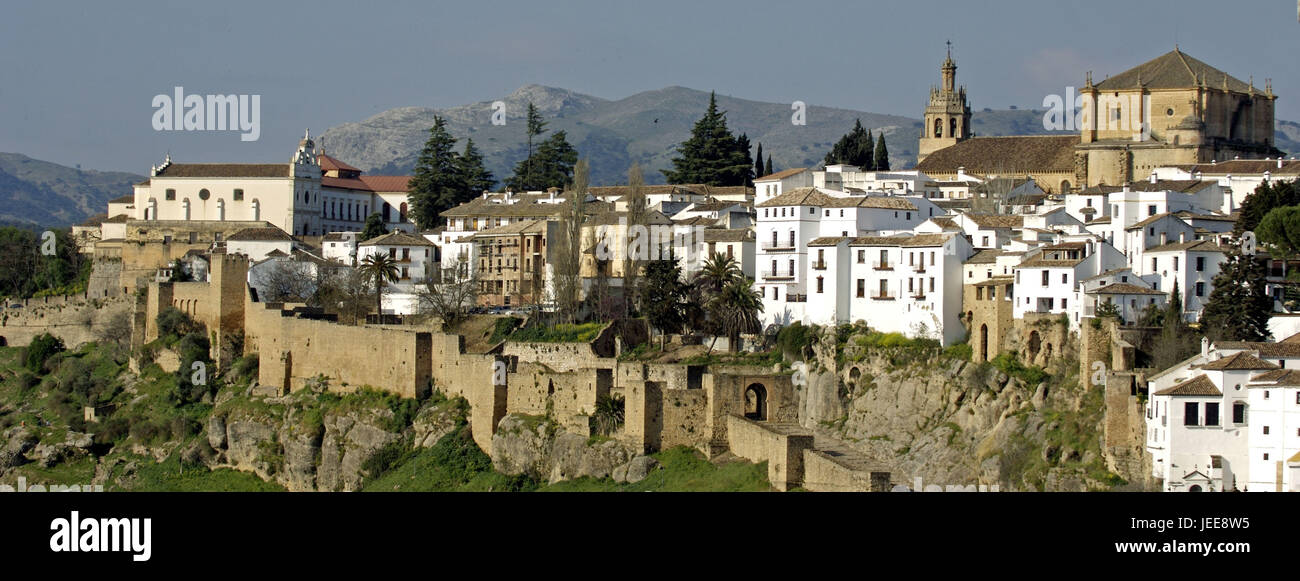 Vista sulla città, la chiesa di Santa Maria la Mayor, Città Vecchia, Ronda, Andalusia, Spagna Foto Stock