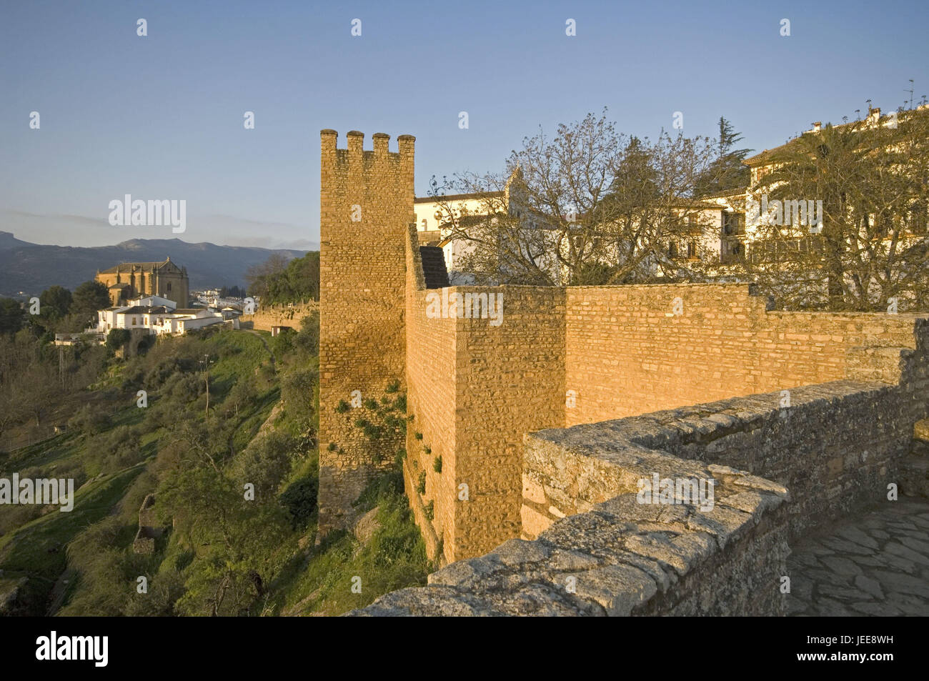 Vista sulla città, mura, inclinazione, Iglesia del Espiritu Santo, Ronda, Andalusia, Spagna Foto Stock