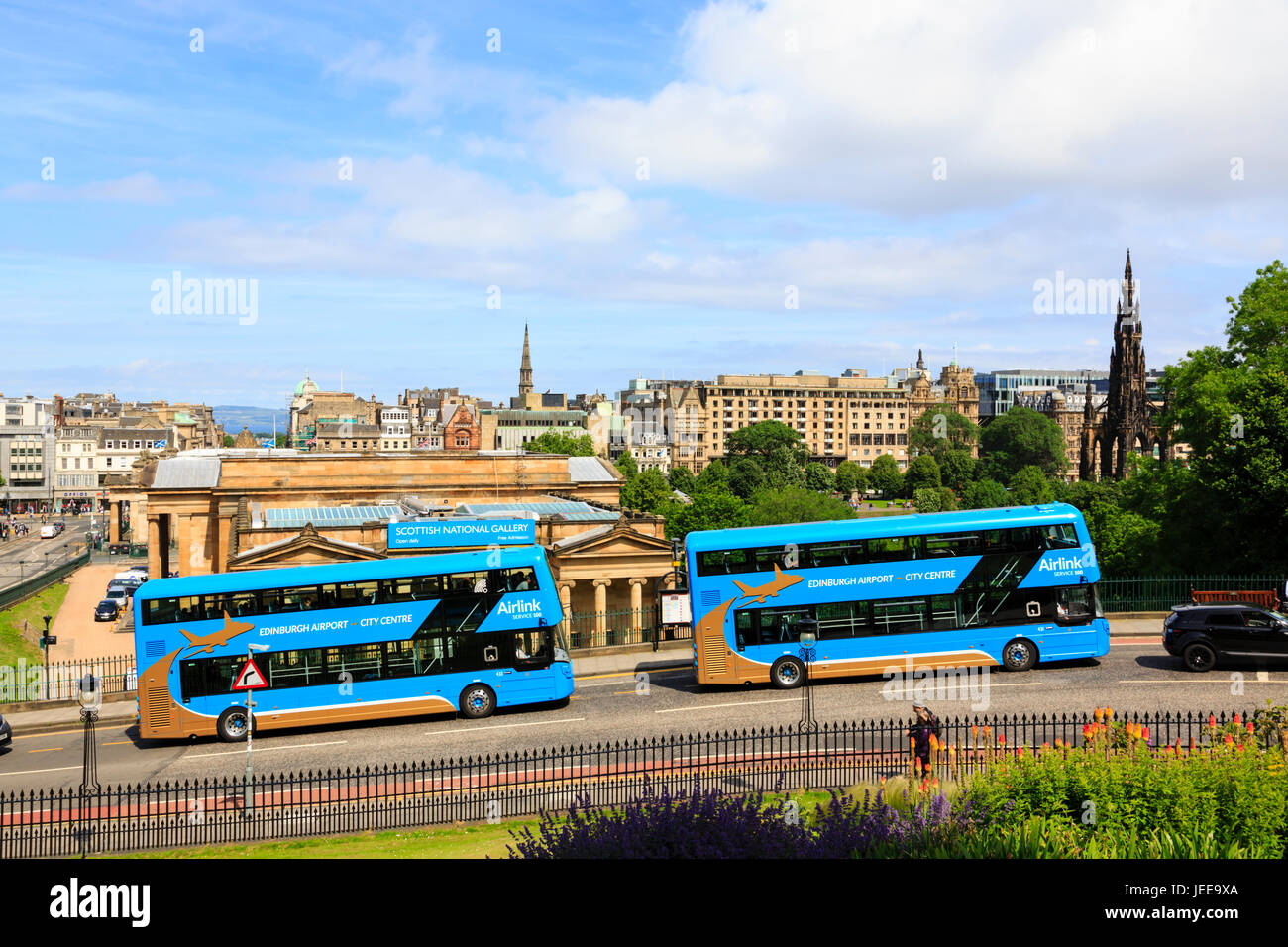 L' Airlink Bus dall'aeroporto di Edimburgo per il centro della città con il Monumento di Scott in background. Foto Stock