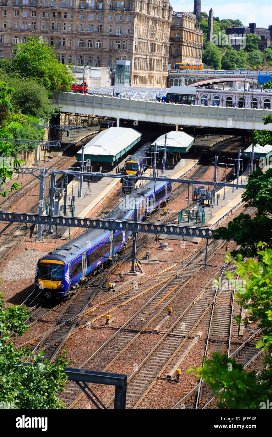 Abellio Scotrail Bombardier Turbostar locomotive ferroviarie a Edinburgh Waverley Station. Scozia Foto Stock