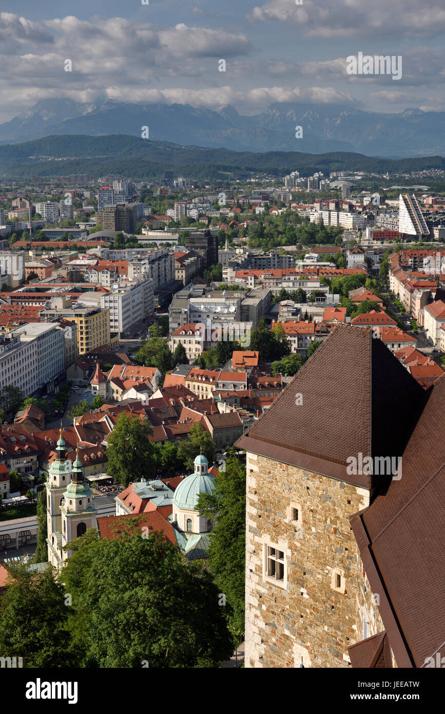 Panoramica di Saint Nicholas Chiesa Cattedrale di Lubiana e Kamnik Savinja Alpi Slovenia dalla collina del castello di Ljubljana Foto Stock