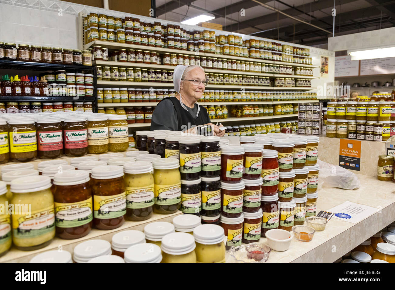 Shrewsbury, Pennsylvania - i mercati a Shrewsbury, un Amish farmers market in York County, Pennsylvania. Sara il Jar vende merci prodotte localmente pi Foto Stock
