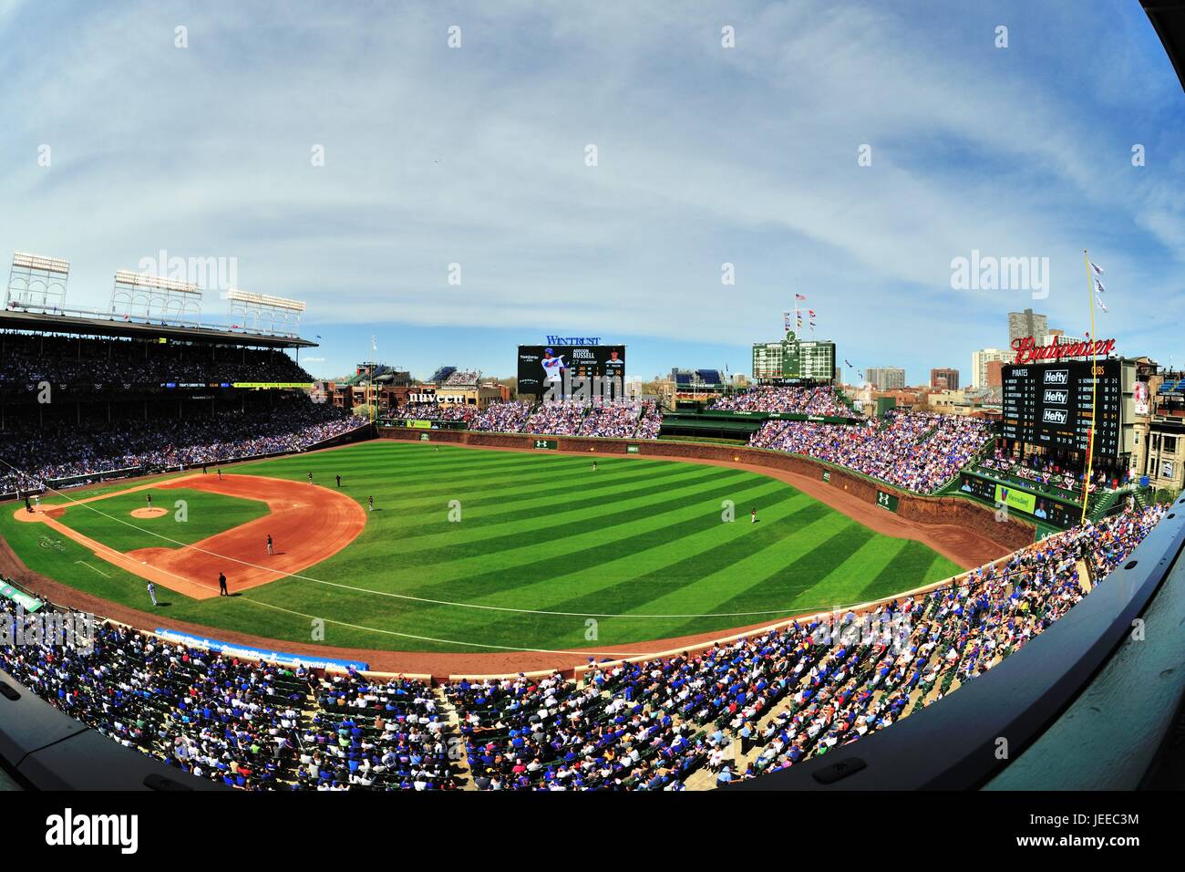 Game day at Wrigley Field, casa dei Chicago Cubs. I Cubs e ballpark sempre disegnare un grande seguito, Chicago, Illinois, Stati Uniti d'America. Foto Stock