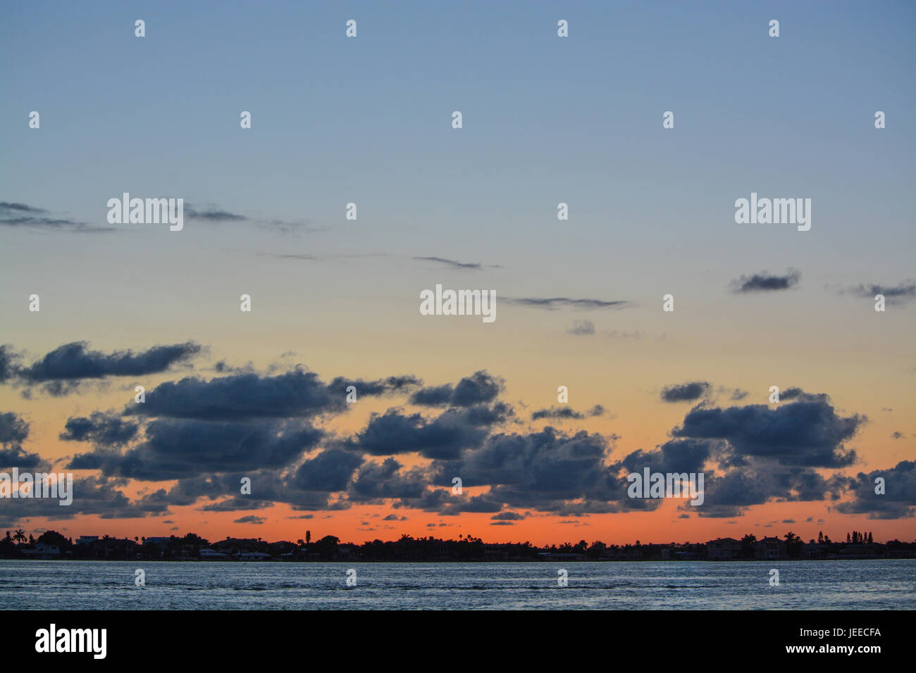 Florida tramonto sull'Inter Vie navigabili costiere a Belleair Causeway Foto Stock