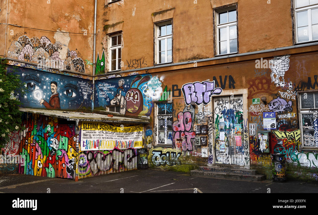 Graffiti sul muro a Metelkova City autonomo centro culturale squat alla ex Repubblica iugoslava di Esercito Nazionale caserma militare di Lubiana in Slovenia Foto Stock