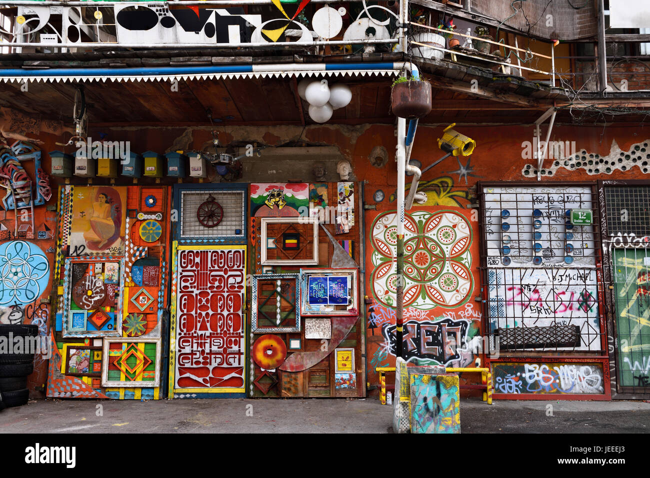 Sculture e arte al Metelkova City autonomo centro culturale squat alla ex Repubblica iugoslava di Esercito Nazionale caserma militare di Lubiana in Slovenia Foto Stock