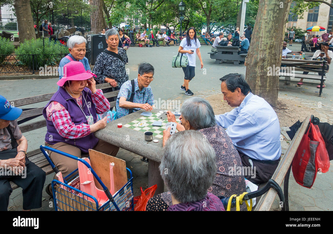 Anziani la popolazione cinese carta da gioco in Columbus Park nella Chinatown di New York City Foto Stock
