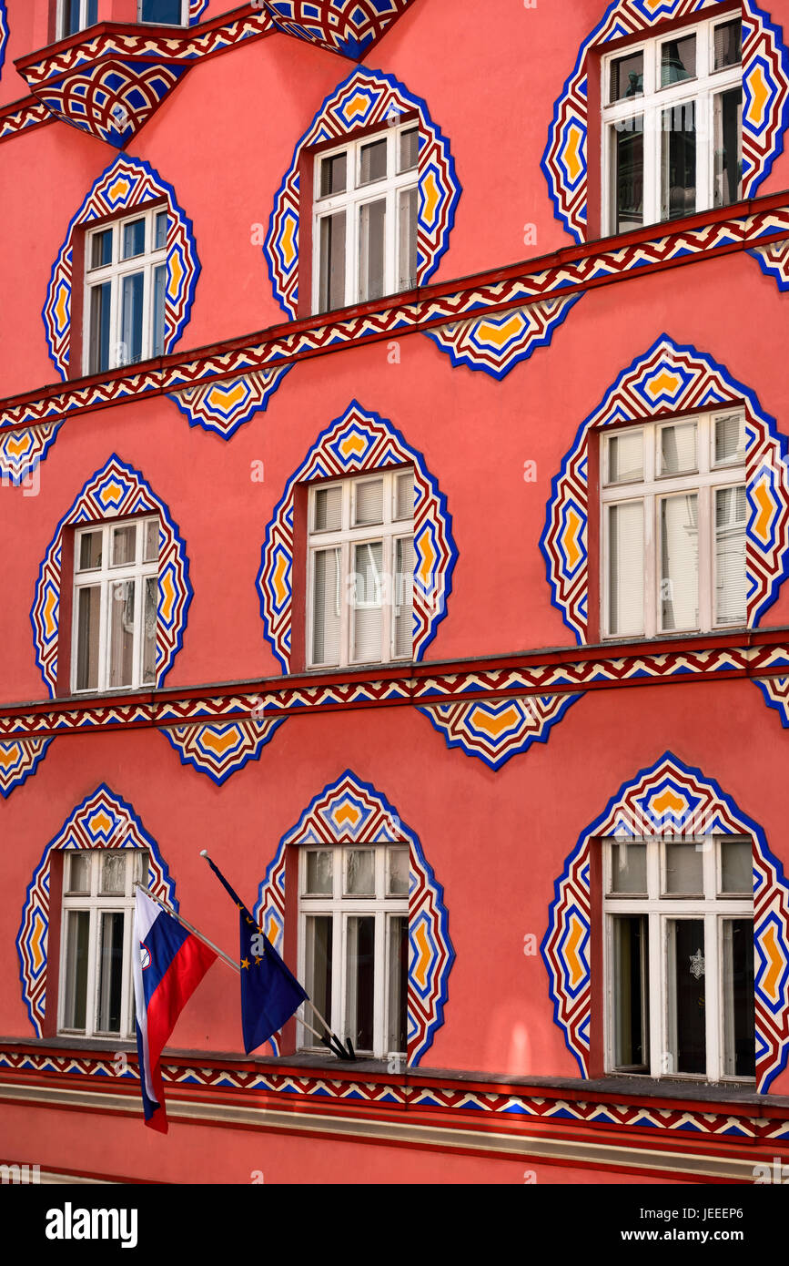 Vivacemente colorato facciata Vurnik House o di cooperative Business Bank Building da Ivan Vurnik 1921 dipinta da moglie Elena di Lubiana in Slovenia Foto Stock