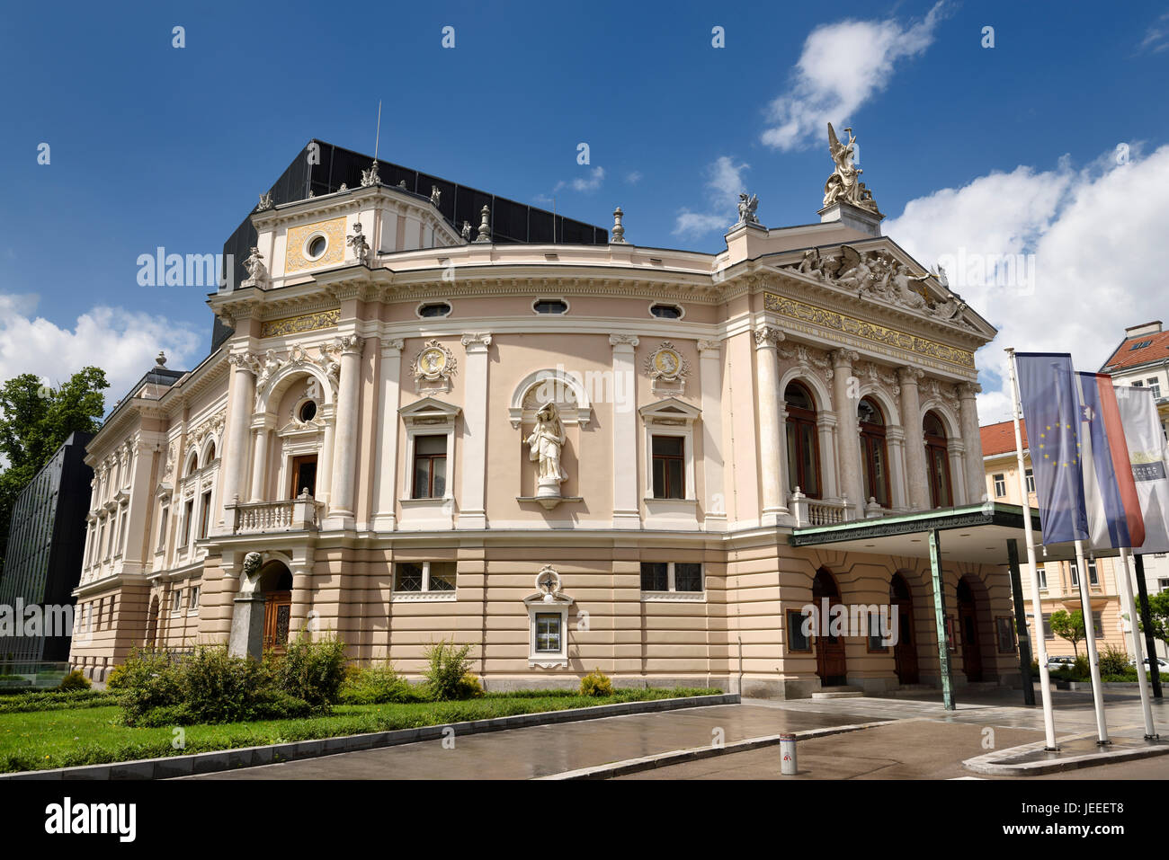 Neo Rinascimentale del nazionale sloveno di Opera e Balletto di Lubiana in Slovenia nel sole dopo una tempesta di pioggia Foto Stock