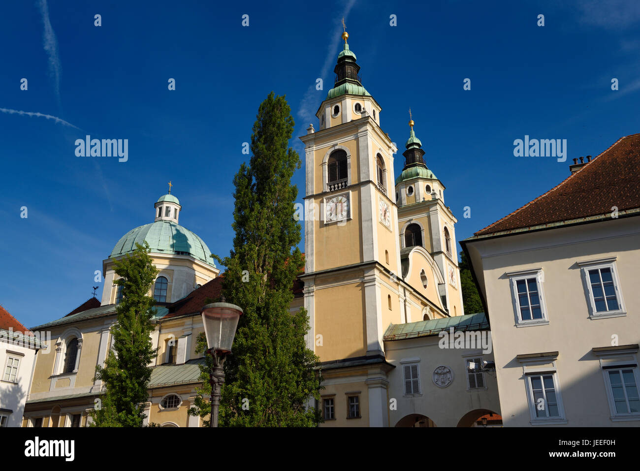 Orologio e campanili con cupola in rame di San Nicola chiesa cattolica Ljubljana Cattedrale dalla piazza Pogacar Ljubljana Slovenia Foto Stock