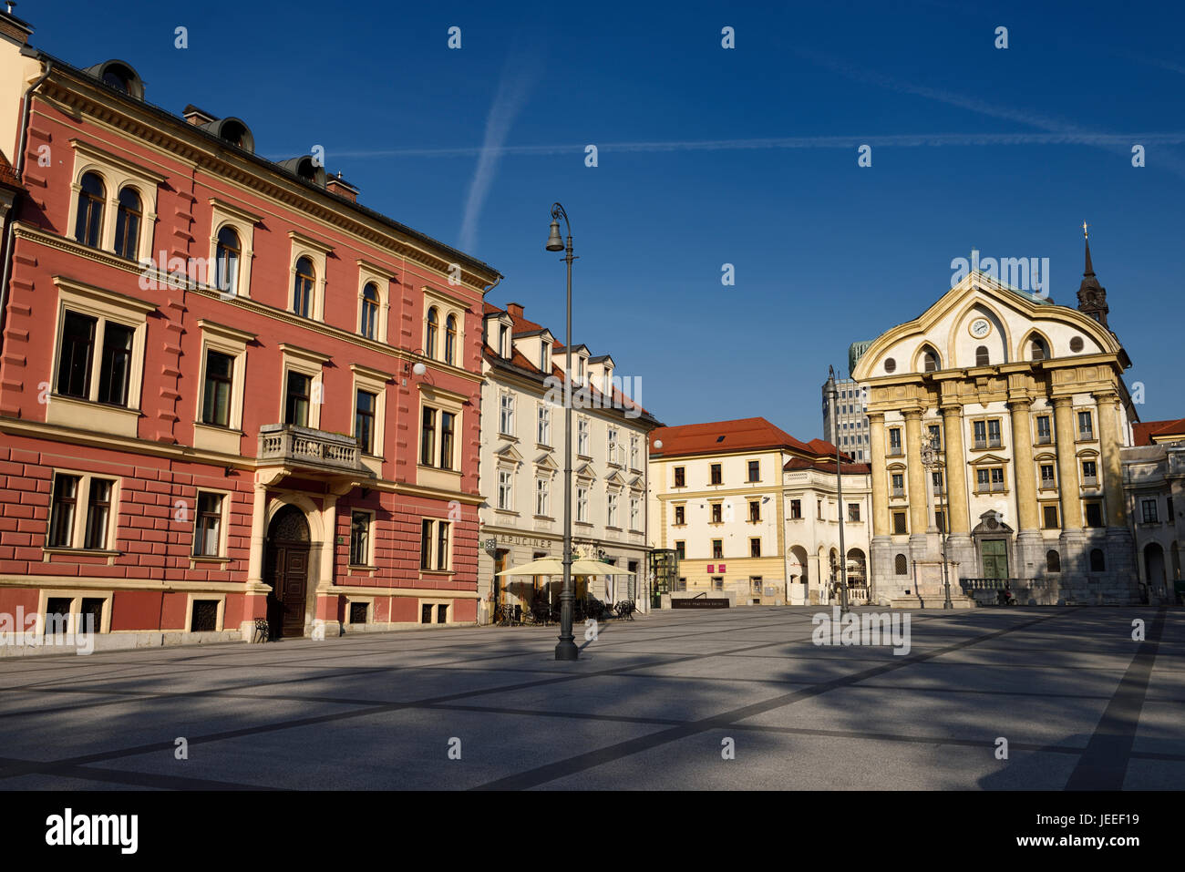 Mattino cielo blu al Congresso vuoto quadrato con la Chiesa delle Orsoline di Santa Trinità architettura classica di Lubiana in Slovenia Foto Stock