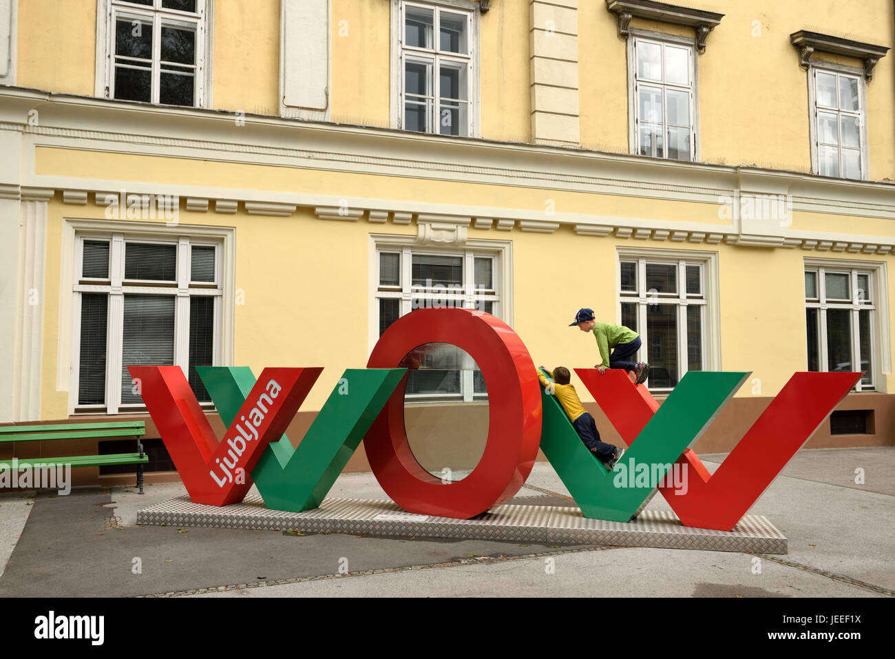 Due ragazzi arrampicata su rosso e verde interactive WOW arte di installazione presso la slovena Informazioni turistiche Centro di Ljubljana Slovenia Foto Stock