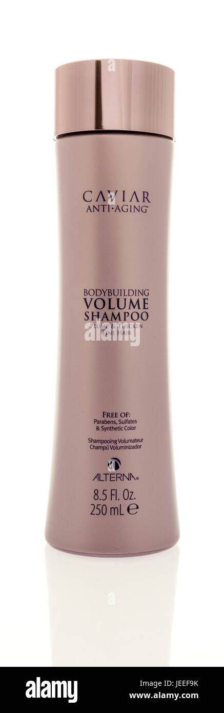 Winneconne, WI -23 giugno 2017: una bottiglia di caviale di anti-invecchiamento shampoo volume isolato su un background Foto Stock