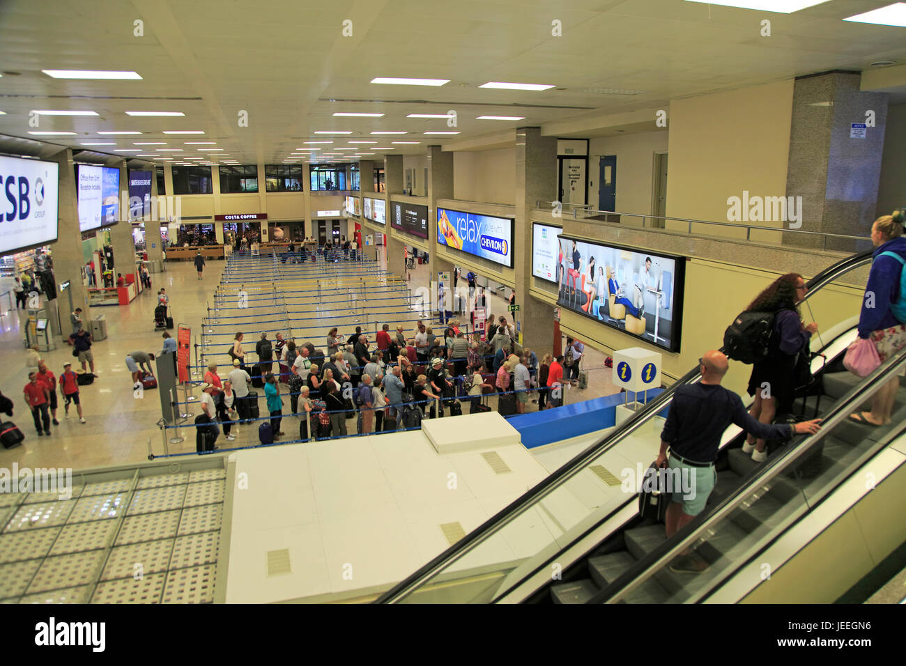 Area partenze all'interno di airport terminal, Valletta, Malta Foto Stock