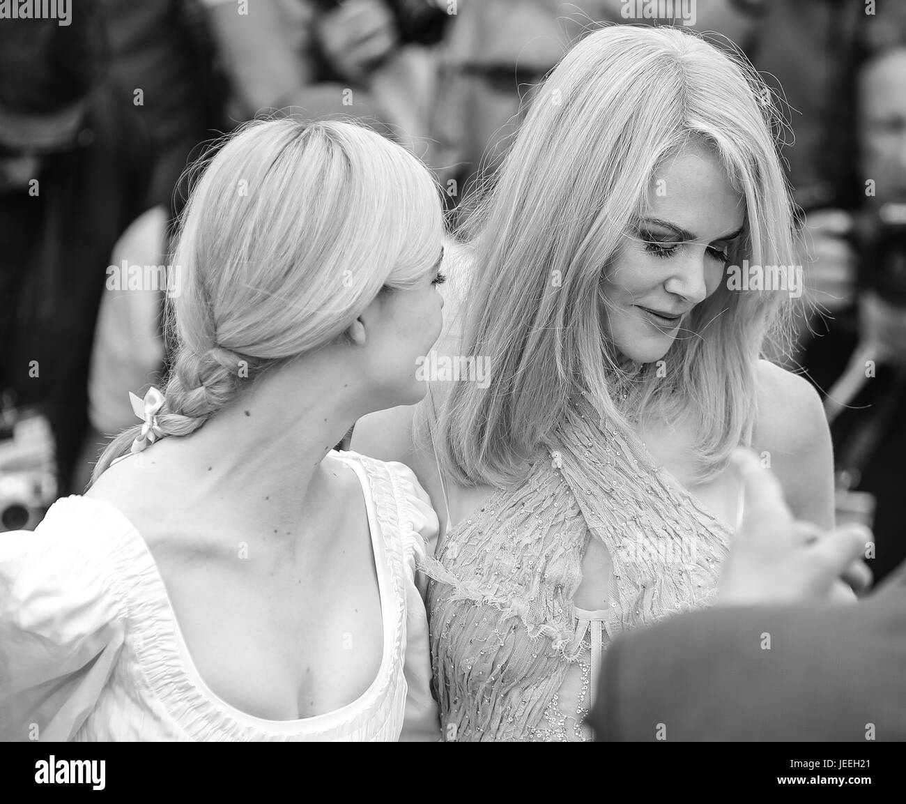 Settantesimo Cannes Film Festival - "ingannato" - Photocall con: Elle Fanning, Nicole Kidman dove: Cannes, Francia Quando: 24 maggio 2017 Credit: John Rainford/WENN.com Foto Stock