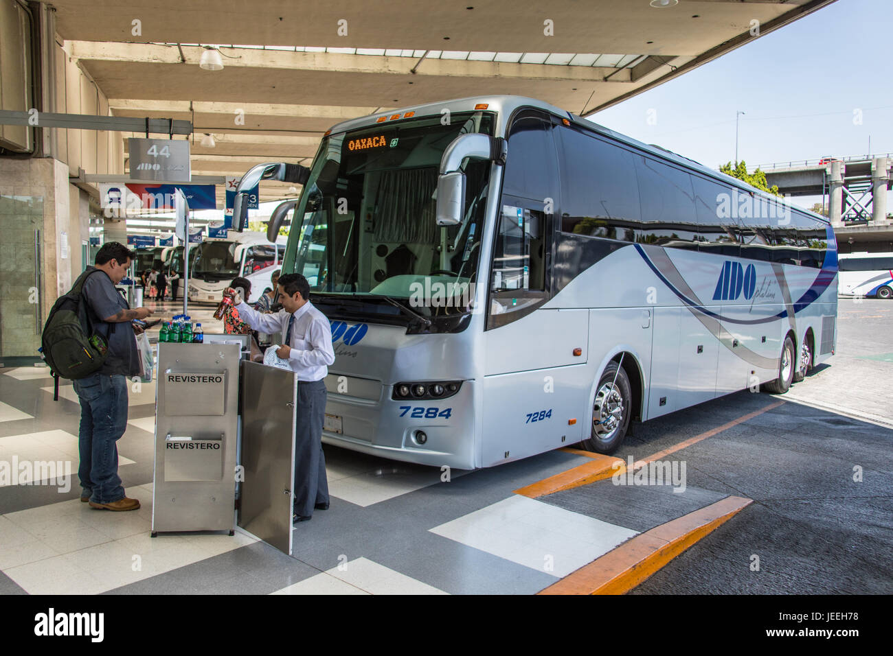 ADO bus Platinum in TAPO, Terminal de Autobuses de Pasajeros de Oriente o passeggero orientale Bus Terminal, Città del Messico, Messico Foto Stock