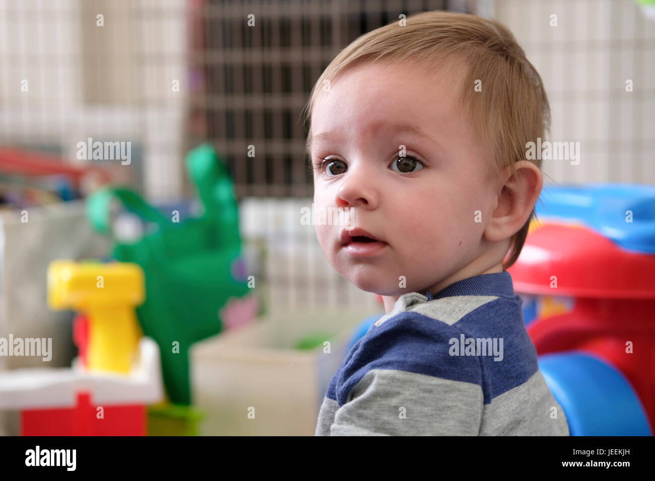 Bambino a casa con i giocattoli Foto Stock