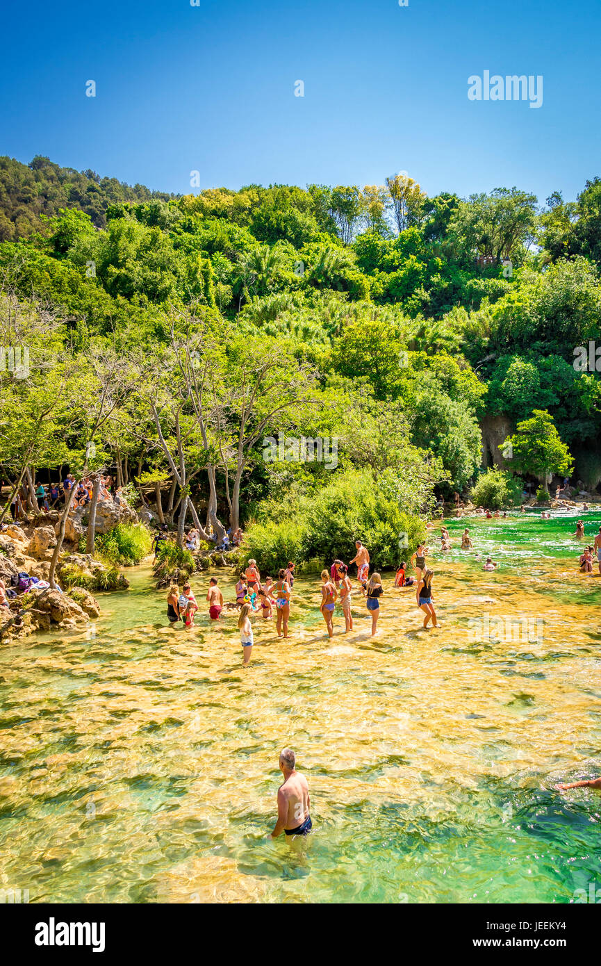 Un paio di nuotare sotto il Skradinski buk cascata al Parco Nazionale di Krka in Croazia Foto Stock