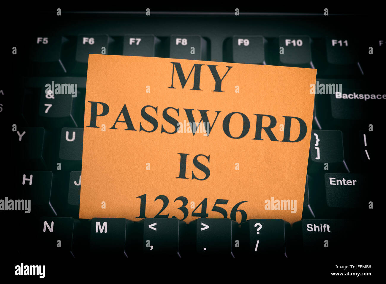 Nota carta con facilità la password sul nero della tastiera del computer. Internet security concetto. Close up. Foto Stock Nota carta con facilità la password sul nero della tastiera del computer. Internet security concetto. Close up. Foto Stock