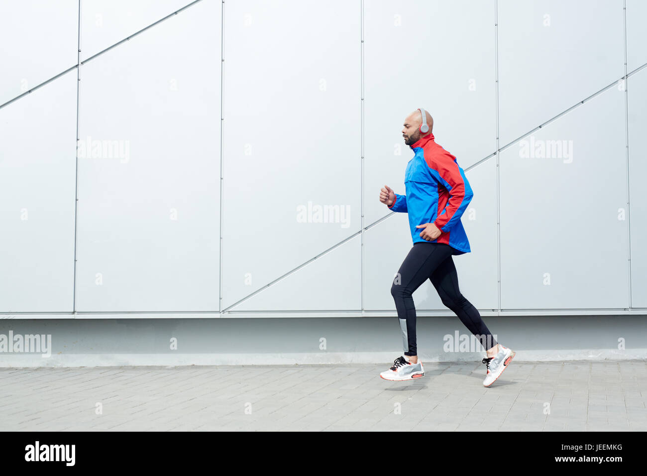 Marathone runner con cuffie esterni di formazione Foto Stock