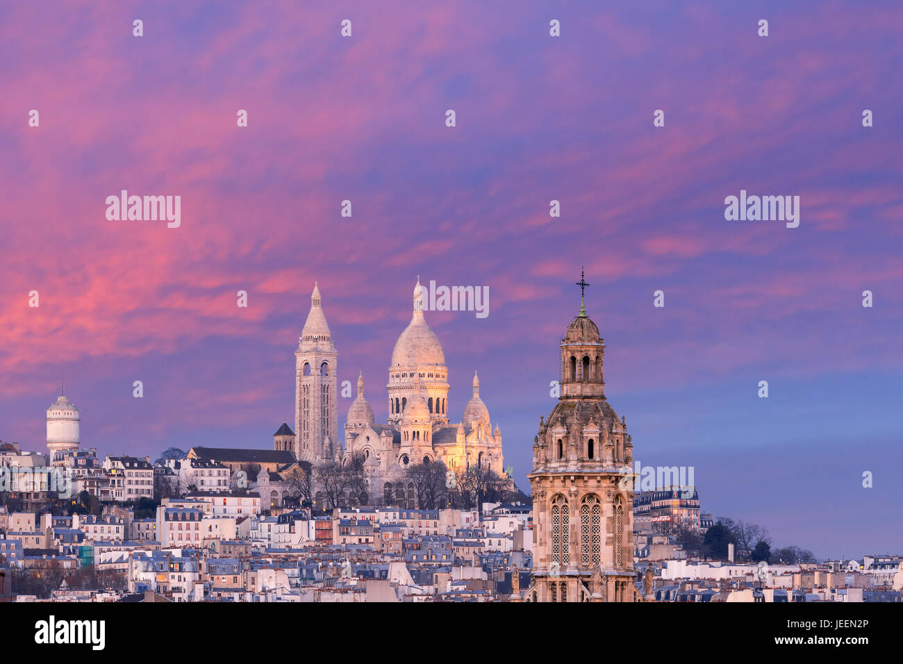Basilica del Sacro Cuore al tramonto a Parigi, Francia Foto Stock