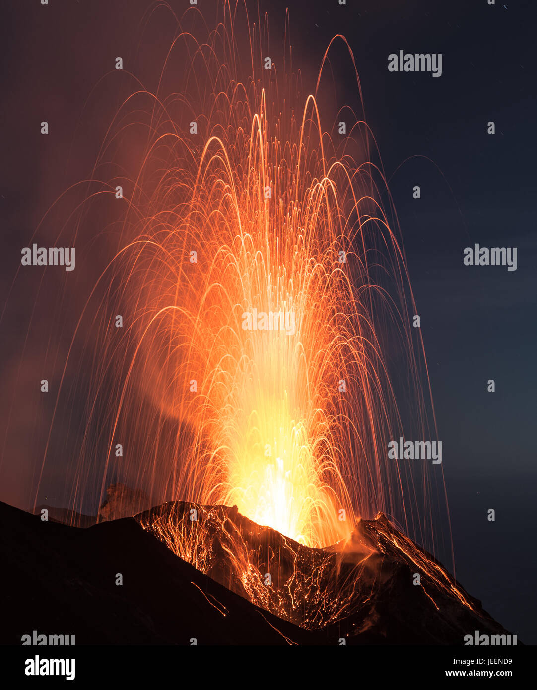 Stromboliane forte eruzione vulcanica dal vulcano di Stromboli (Isole Eolie Lipari, Italia) di notte, crateri illuminati dalla luna, Giugno 2017 Foto Stock