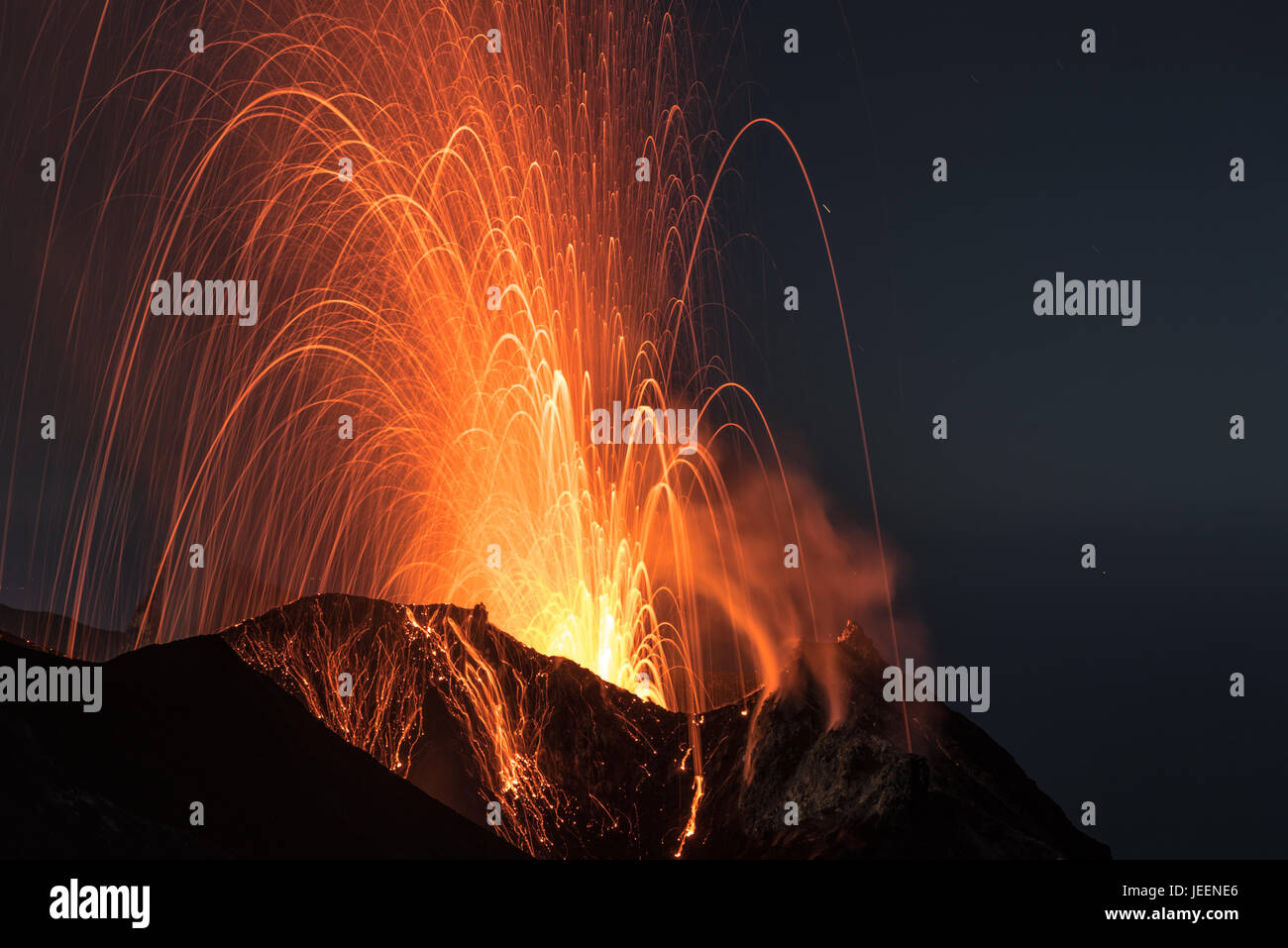 Stromboliane forte eruzione vulcanica dal vulcano di Stromboli (Isole Eolie Lipari, Italia) di notte, crateri illuminati dalla luna, Giugno 2017 Foto Stock