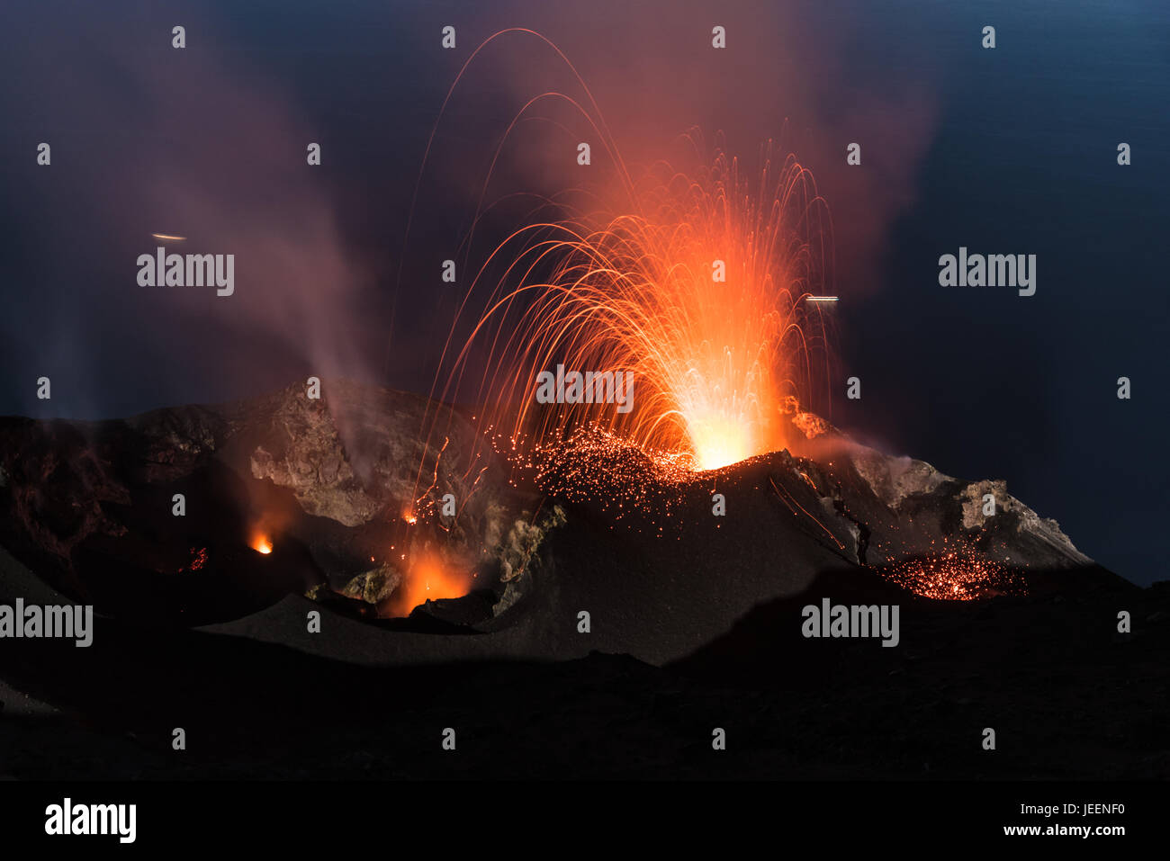 Stromboliane forte eruzione vulcanica dal vulcano di Stromboli (Isole Eolie Lipari, Italia) di notte, crateri illuminati dalla luna, Giugno 2017 Foto Stock