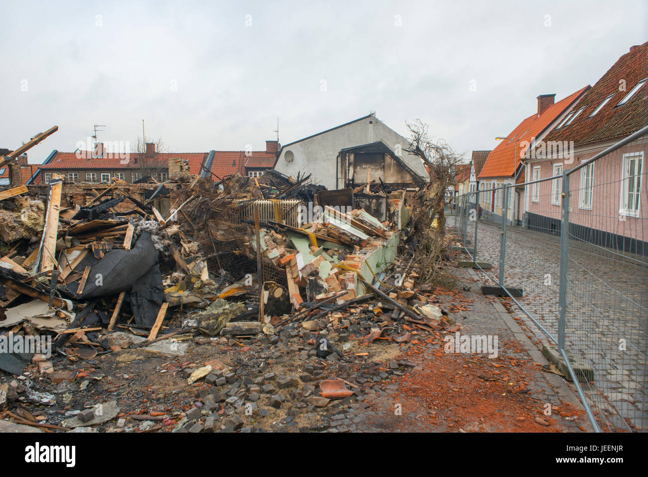 Scena di un incendio nella città vecchia di Simrishamn, Svezia Foto Stock
