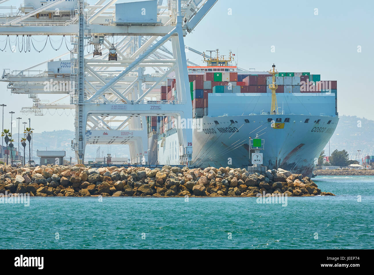 Giant COSCO Container di Ningbo nave ormeggiata in banchina J270 sul molo J alla lunga spiaggia di terminal per container, Los Angeles, California, USA. Foto Stock