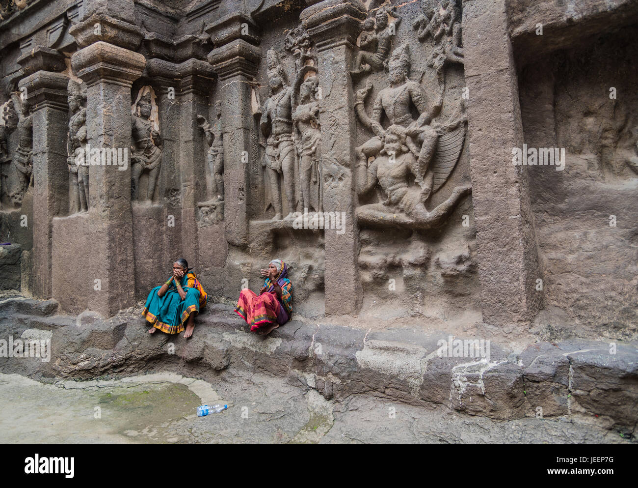 Persone in visita alle Grotte di Ellora, nello stato del Maharashtra in India Foto Stock