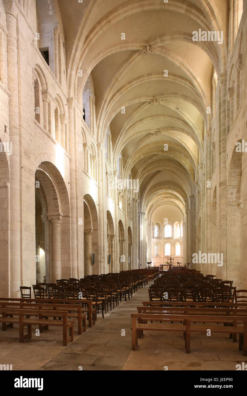 Abbazia Lessay (Sainte-Trinite Abbaye de Lessay), Manche, in Normandia, Francia, vista est lungo la navata centrale Foto Stock