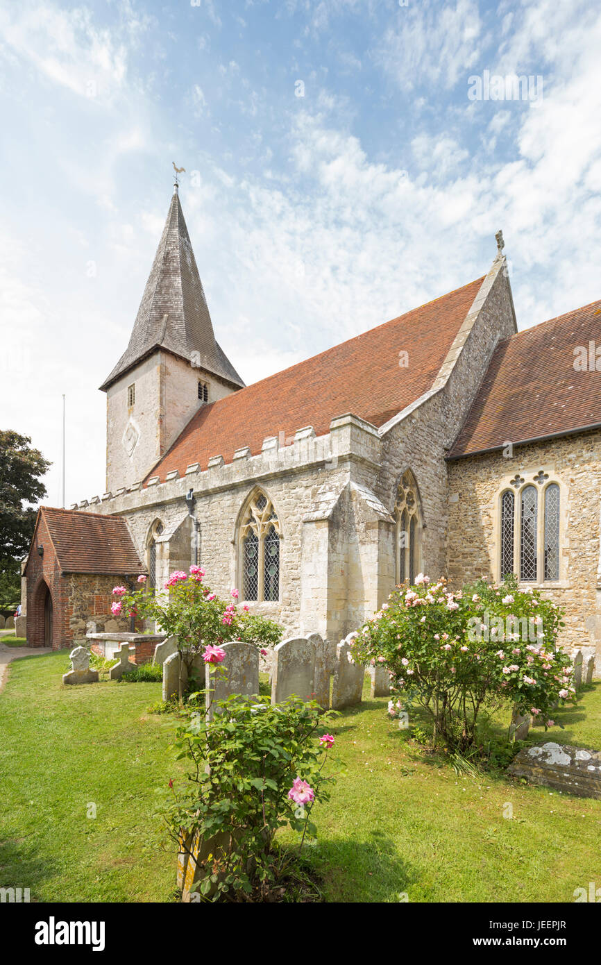 Chiesa della Santa Trinità nell'attraente villaggio costiero di Bosham, West Sussex, in Inghilterra, Regno Unito Foto Stock