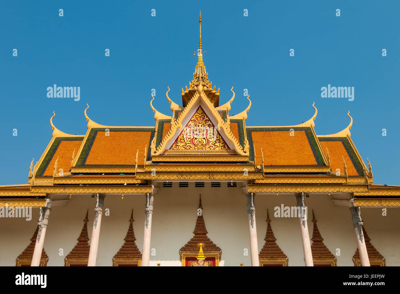 Tradizionale architettura Khmer con il trono hall all'interno del Palazzo Reale di Phnom Penh Cambogia. Foto Stock