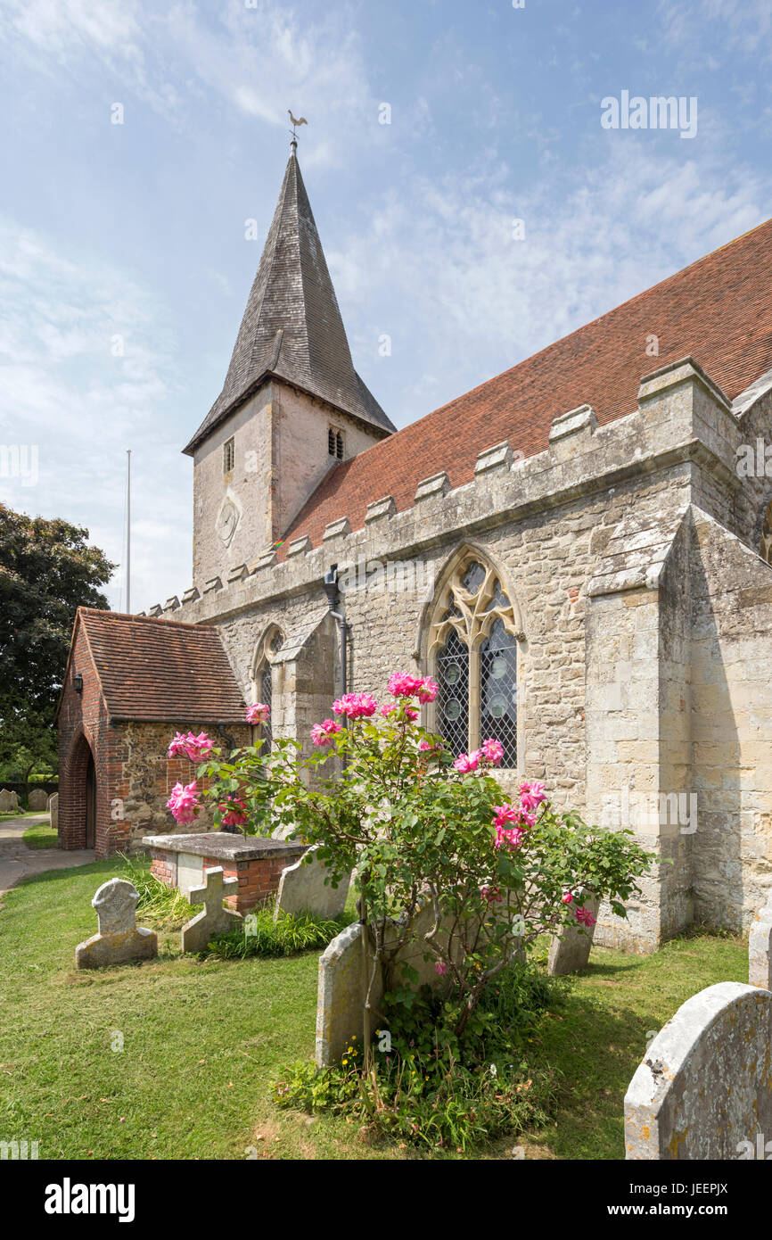 Chiesa della Santa Trinità nell'attraente villaggio costiero di Bosham, West Sussex, in Inghilterra, Regno Unito Foto Stock