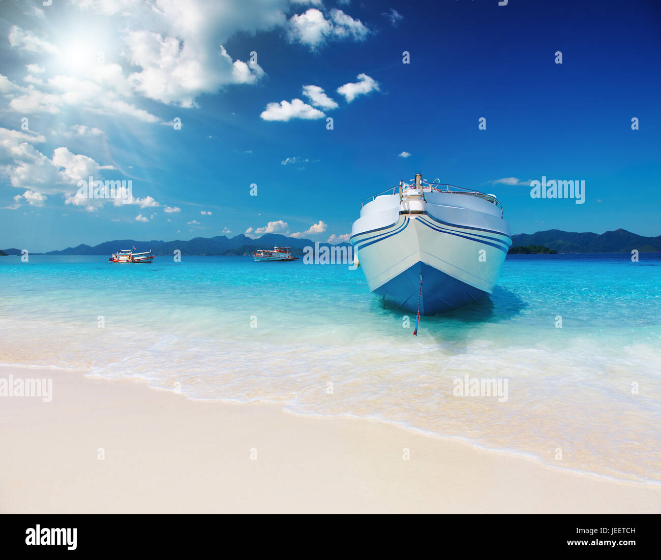 Spiaggia tropicale con sabbia bianca e mare azzurro Foto Stock