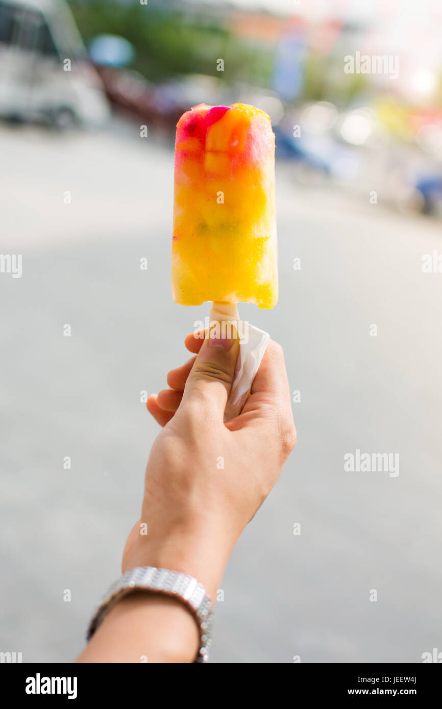 Ragazza con frutta congelata gelati punto di vista Foto Stock