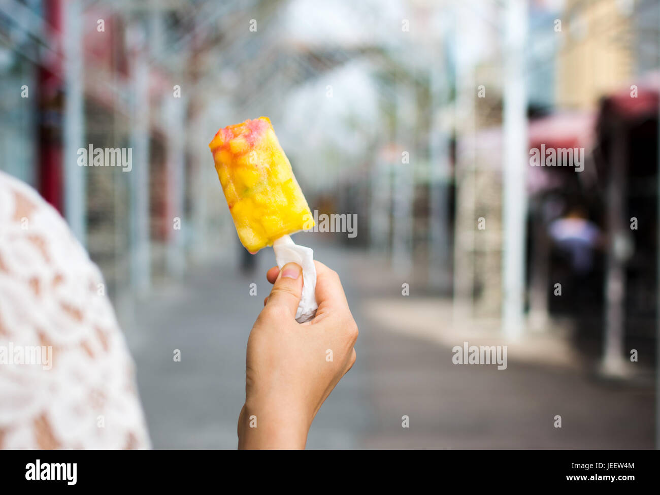 Ragazza con gelato di frutta punto di vista Foto Stock